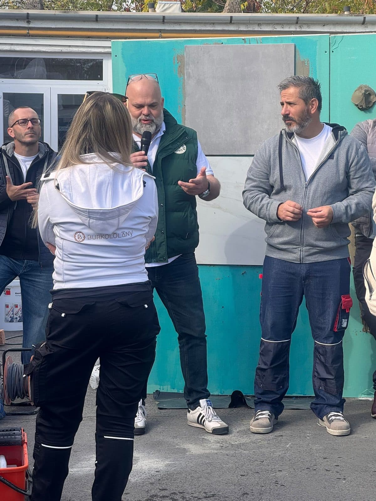 Élő ragasztási bemutató a résztvevők körében